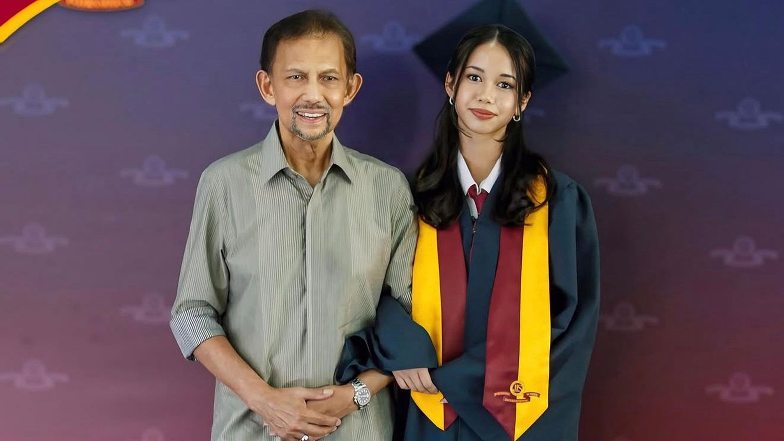 Bikin Pangling, Gaya ‘Low Profile’ Sultan Brunei Saat Dampingi Wisuda Putri Ameerah Jadi Viral