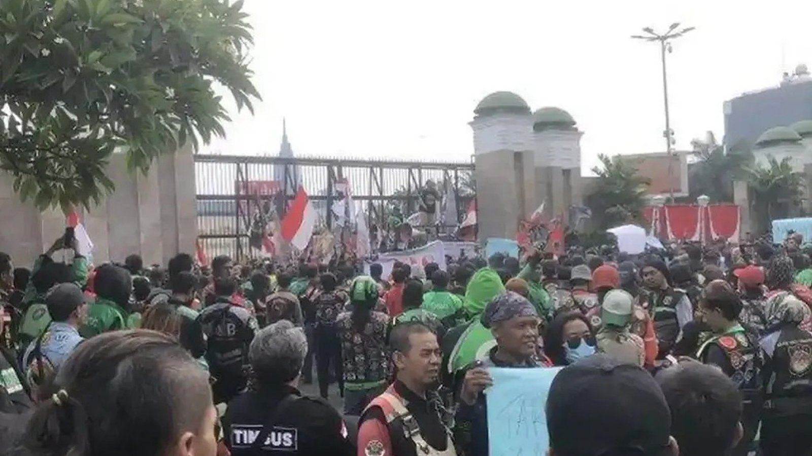 Ojol Gelar Aksi di Monas, Desak Potongan Komisi Aplikator Maksimal 8 Persen Berlaku untuk Semua Layanan