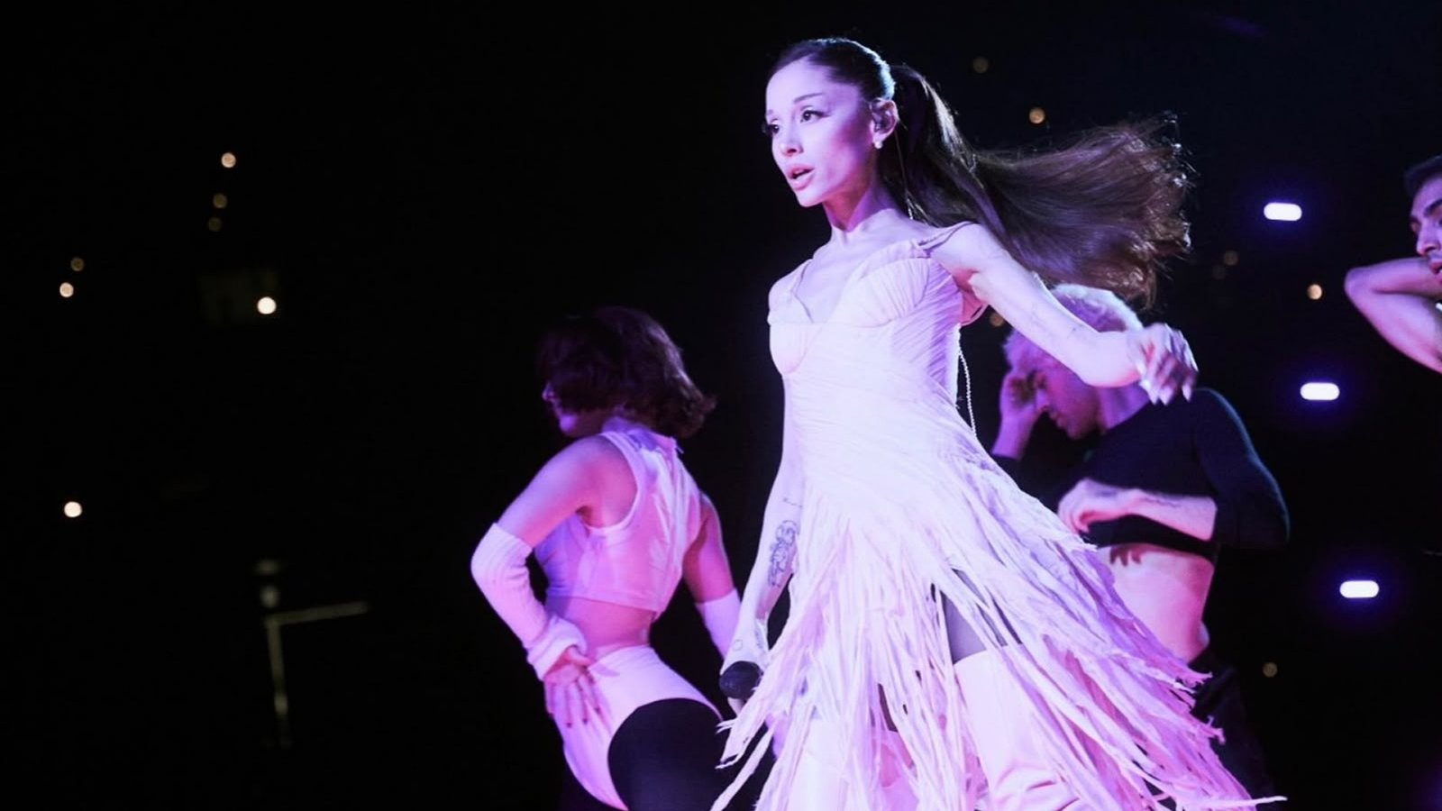 Ariana Grande Hadapi Kendala Teknis di Konser Eternal Sunshine, Tetap Profesional di Atas Panggung